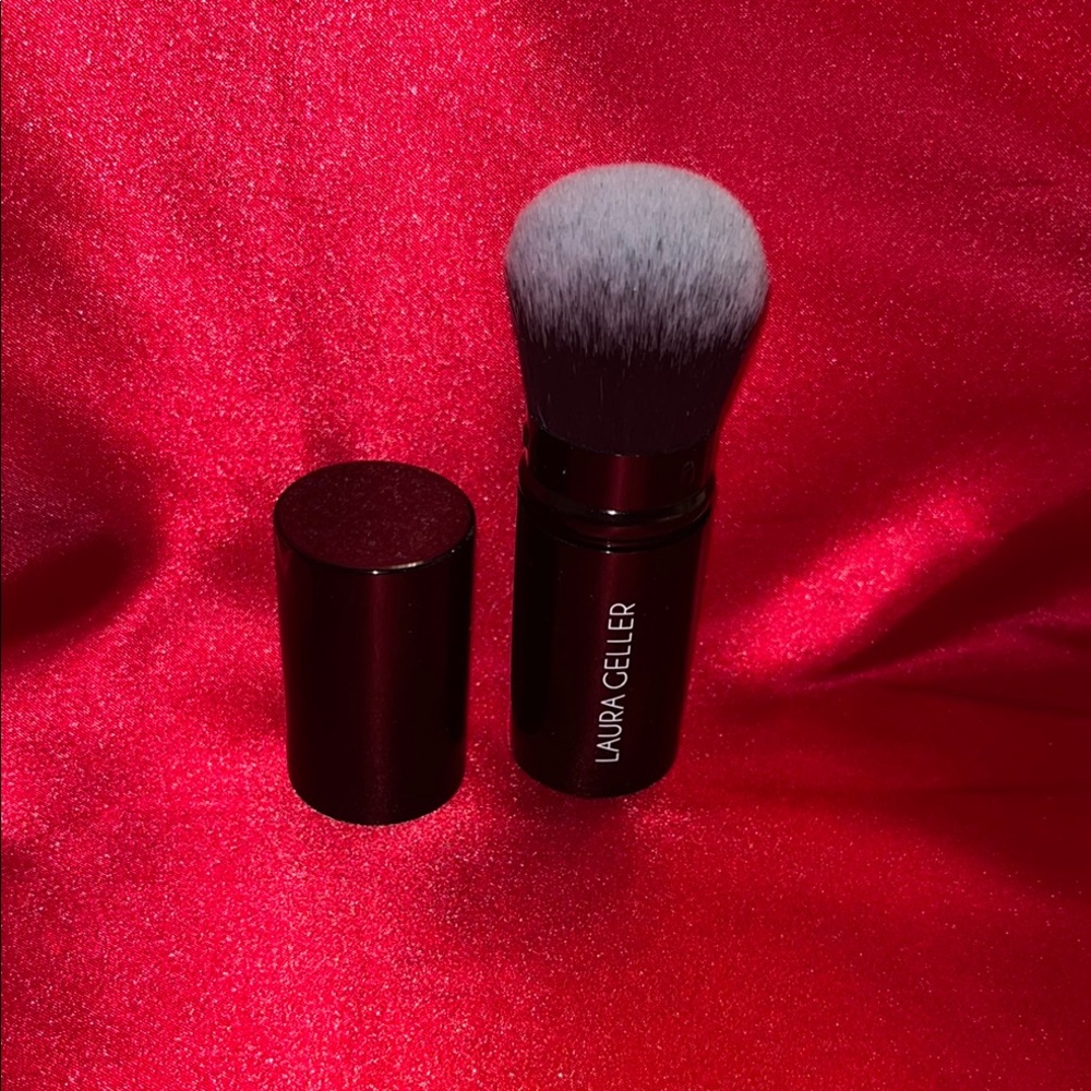 Laura Geller Retractable Kabuki Brush for Precision Application